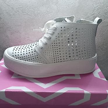 Белые женские перфорированные кеды/кроссовки на платформе. - Цвет at lalafo.kg Белые женские перфорированные кеды/кроссовки на платформе. - Цвет