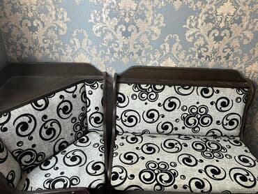 Кухонный стол и стул, Б/у, цвет - Черный at lalafo.kg Кухонный стол и стул, Б/у, цвет - Черный