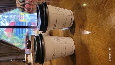 Кофе на вынос в бумажных стаканчиках с крышками - Напиток подается в at lalafo.kg Кофе на вынос в бумажных стаканчиках с крышками - Напиток подается в