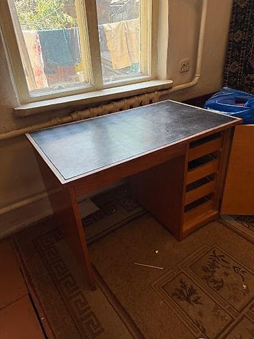 Продаю письменный стол . 110 см длинна, 65 см ширина, 76 см высота at lalafo.kg Продаю письменный стол . 110 см длинна, 65 см ширина, 76 см высота