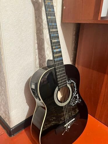 Электроакустическая гитара, корпус черный глянцевый с белым кантом и at lalafo.kg Электроакустическая гитара, корпус черный глянцевый с белым кантом и