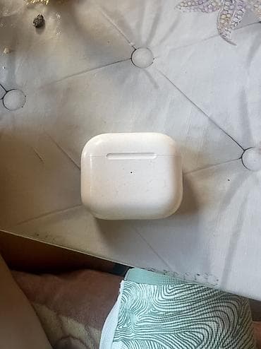 Apple AirPods (похоже на поколение с форм‑фактором «капелек») с at lalafo.kg Apple AirPods (похоже на поколение с форм‑фактором «капелек») с
