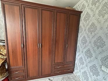 Четырёхдверный платяной шкаф из ЛДСП под тёплый орех с классическим at lalafo.kg Четырёхдверный платяной шкаф из ЛДСП под тёплый орех с классическим