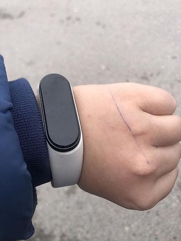 Фитнес-браслет с капсулой овальной формы и сменным силиконовым at lalafo.kg Фитнес-браслет с капсулой овальной формы и сменным силиконовым