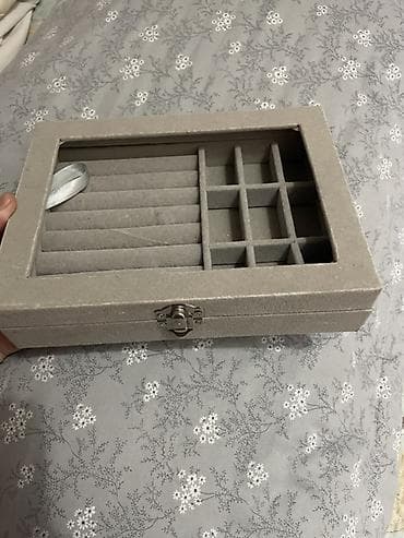 Шкатулка-органайзер для украшений с прозрачной крышкой. Особенности at lalafo.kg Шкатулка-органайзер для украшений с прозрачной крышкой. Особенности