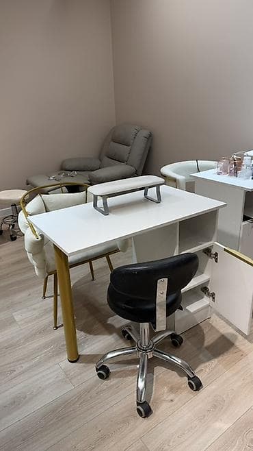 Набор для мастера по маникюру Стол стул мастера на колёсах at lalafo.kg Набор для мастера по маникюру Стол стул мастера на колёсах