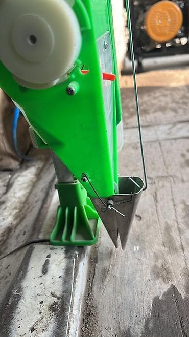 Ручная сеялка Russmash RU-3301 — удобный инструмент для точного высева at lalafo.kg Ручная сеялка Russmash RU-3301 — удобный инструмент для точного высева