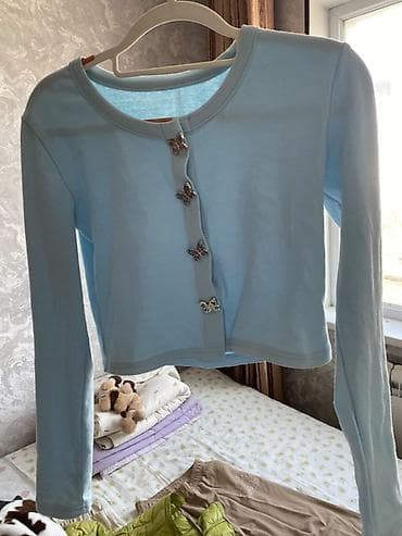 Голубой укороченный кардиган/лонгслив с длинными рукавами. Модель на at lalafo.kg Голубой укороченный кардиган/лонгслив с длинными рукавами. Модель на