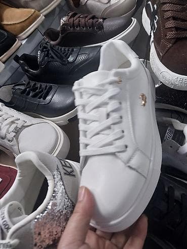 Женская обувь — выбор на каждый день и для особых случаев. Кроссовки at lalafo.kg Женская обувь — выбор на каждый день и для особых случаев. Кроссовки