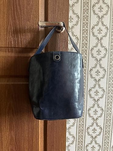 Сумка новая,цвет темно-синий,одно деление, на замочке at lalafo.kg Сумка новая,цвет темно-синий,одно деление, на замочке