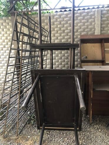 Кухонный стол и стул, цвет - Коричневый at lalafo.kg Кухонный стол и стул, цвет - Коричневый