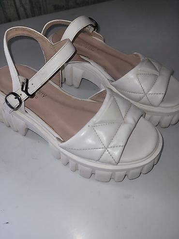 Белые женские сандалии на массивной платформе. - Материал верха at lalafo.kg Белые женские сандалии на массивной платформе. - Материал верха