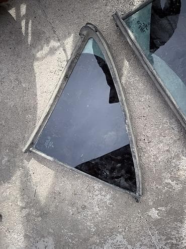 Боковые треугольные стекла автомобиля (форточки) в сборе с рамкой и at lalafo.kg Боковые треугольные стекла автомобиля (форточки) в сборе с рамкой и
