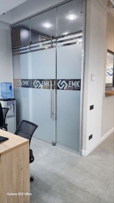 Стеклянная раздвижная перегородка для офиса - Двухстворчатая система at lalafo.kg Стеклянная раздвижная перегородка для офиса - Двухстворчатая система