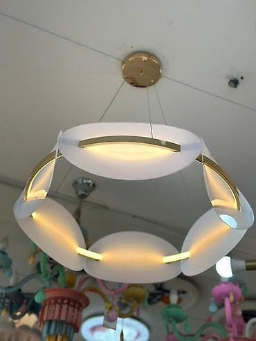 Подвесной светильник-кольцо с LED-подсветкой - Дизайн: круглая at lalafo.kg Подвесной светильник-кольцо с LED-подсветкой - Дизайн: круглая