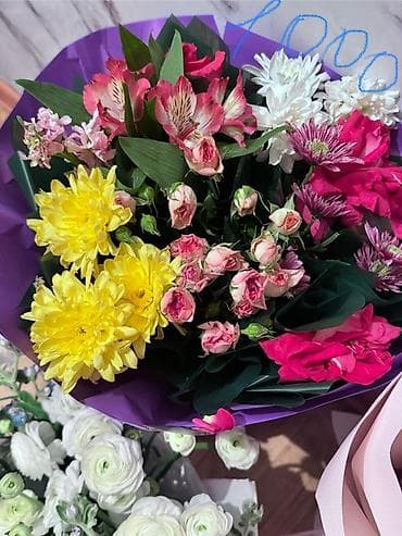 Букеты цветов 1) Яркий микс в фиолетовой упаковке – альстромерии at lalafo.kg Букеты цветов 1) Яркий микс в фиолетовой упаковке – альстромерии