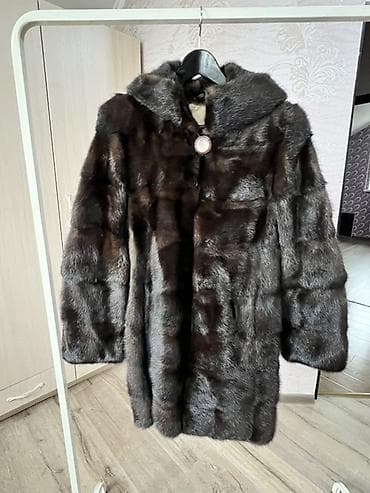 Норковая шуба с капюшоном, классического прямого силуэта. Натуральный at lalafo.kg Норковая шуба с капюшоном, классического прямого силуэта. Натуральный