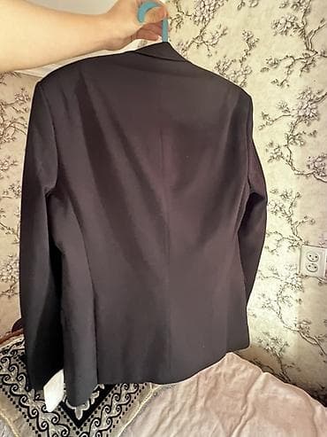 Двубортный мужской пиджак классического кроя. - Цвет: глубокий at lalafo.kg Двубортный мужской пиджак классического кроя. - Цвет: глубокий