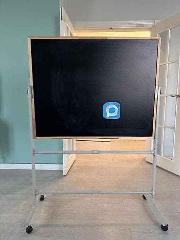 Мобильная двусторонняя меловая доска на стойке с колесами. - Рабочая at lalafo.kg Мобильная двусторонняя меловая доска на стойке с колесами. - Рабочая