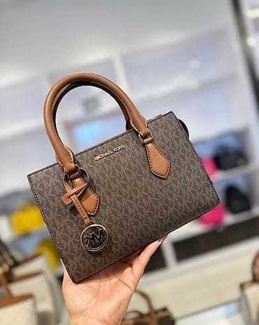 Сумки Michael Kors — коллекция компактных аксессуаров с фирменным at lalafo.kg Сумки Michael Kors — коллекция компактных аксессуаров с фирменным