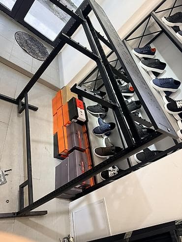 Металлическая торговая стойка/рамная система для выкладки обуви и at lalafo.kg Металлическая торговая стойка/рамная система для выкладки обуви и