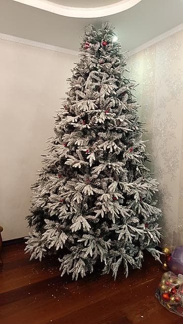 Искусственная новогодняя ёлка с «снежным» эффектом и ягодками. - at lalafo.kg Искусственная новогодняя ёлка с «снежным» эффектом и ягодками. -