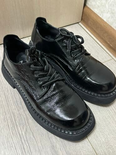 Черные дерби/оксфорды из гладкой лакированной кожи. - Закрытый мыс с at lalafo.kg Черные дерби/оксфорды из гладкой лакированной кожи. - Закрытый мыс с