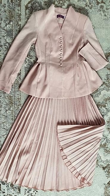 Костюм с юбкой, Модель юбки: Плиссе, Миди, Пиджак, S at lalafo.kg Костюм с юбкой, Модель юбки: Плиссе, Миди, Пиджак, S