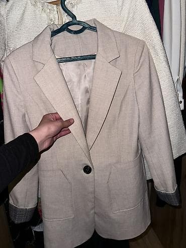 Женский блейзер светло-бежевого цвета - Классический однобортный крой at lalafo.kg Женский блейзер светло-бежевого цвета - Классический однобортный крой