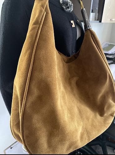 Сумка-хобо из замши, цвет карамельно-коричневый. - Материал: мягкая at lalafo.kg Сумка-хобо из замши, цвет карамельно-коричневый. - Материал: мягкая