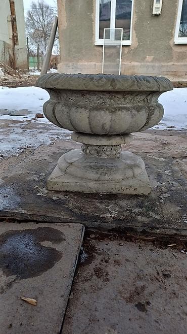 Ваза из.бетона, тяжёлая at lalafo.kg Ваза из.бетона, тяжёлая