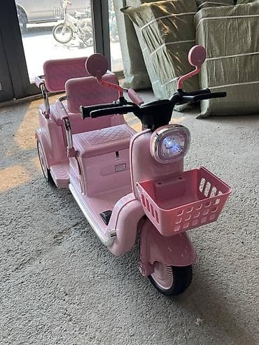Детский электроскутер-трицикл с двумя сиденьями, розовый - Три колеса at lalafo.kg Детский электроскутер-трицикл с двумя сиденьями, розовый - Три колеса