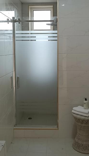 Раздвижная стеклянная перегородка/двери для душевой ниши. - at lalafo.kg Раздвижная стеклянная перегородка/двери для душевой ниши. -