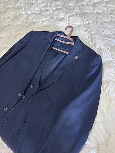 Мужской костюм-тройка Vakoni - Цвет: темно-синий с деликатным at lalafo.kg Мужской костюм-тройка Vakoni - Цвет: темно-синий с деликатным