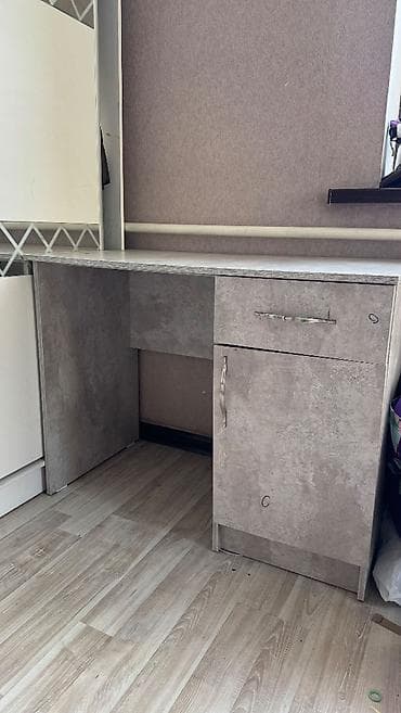 Компьютерный стол, Б/у, С полками at lalafo.kg Компьютерный стол, Б/у, С полками