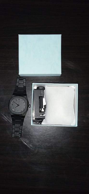 Черные часы, с арабскими цифрами. Идут в коробке, новые, с иголкой для at lalafo.kg Черные часы, с арабскими цифрами. Идут в коробке, новые, с иголкой для