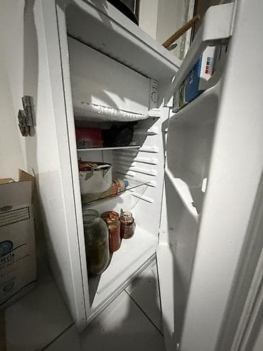 Компактный однокамерный холодильник с морозильной камерой. - Тип at lalafo.kg Компактный однокамерный холодильник с морозильной камерой. - Тип