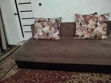 Прямой диван со спальным местом и подушками - Компактный прямой диван at lalafo.kg Прямой диван со спальным местом и подушками - Компактный прямой диван