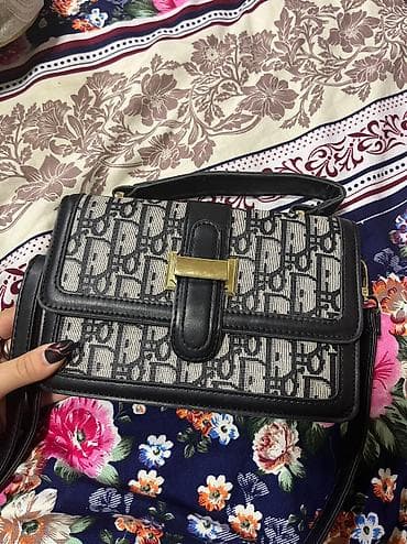 Продаю сумочки, кошельки! Все по 100, по 200 сом !!! at lalafo.kg Продаю сумочки, кошельки! Все по 100, по 200 сом !!!