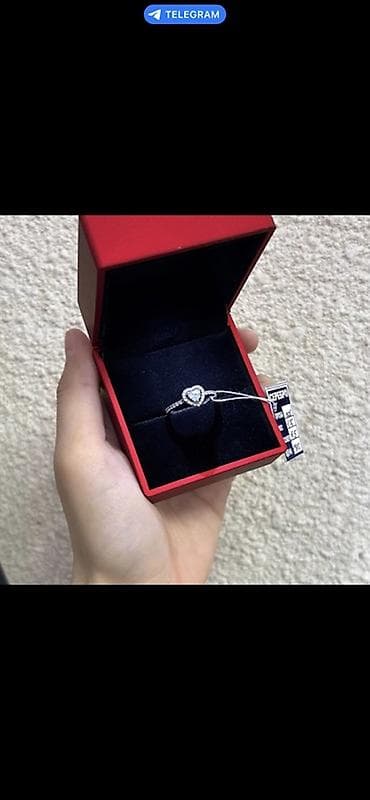 Серебряное кольцо с центральным вставкой в форме сердца. - Материал at lalafo.kg Серебряное кольцо с центральным вставкой в форме сердца. - Материал