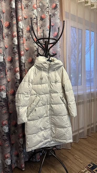 Утеплённая женская куртка-пуховик светло‑серого/молочного цвета at lalafo.kg Утеплённая женская куртка-пуховик светло‑серого/молочного цвета