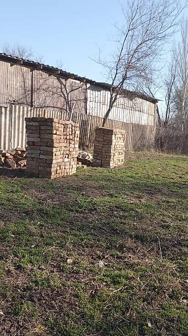 Предлагаются строительные кирпичи, уложенные в аккуратные стопки at lalafo.kg Предлагаются строительные кирпичи, уложенные в аккуратные стопки