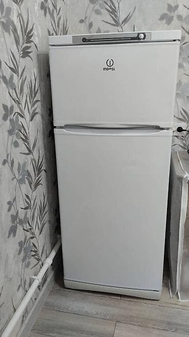 Холодильник Indesit, двухкамерный, белый. - Классическая компоновка at lalafo.kg Холодильник Indesit, двухкамерный, белый. - Классическая компоновка