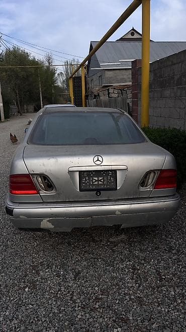 Mercedes-Benz E‑Class (W210), седан, серебристый цвет. От at lalafo.kg Mercedes-Benz E‑Class (W210), седан, серебристый цвет. От