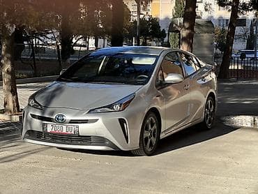 Toyota Prius: 2019 г., 1.8 л, Вариатор, Гибрид, Хэтчбэк at lalafo.kg Toyota Prius: 2019 г., 1.8 л, Вариатор, Гибрид, Хэтчбэк