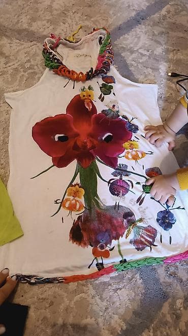 Белая майка с ярким принтом. Изделие украшено изображением крупного at lalafo.kg Белая майка с ярким принтом. Изделие украшено изображением крупного