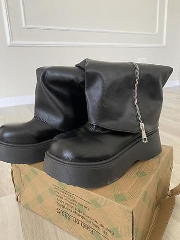 Женские ботинки-сапоги на платформе - Цвет: черный - Материал верха at lalafo.kg Женские ботинки-сапоги на платформе - Цвет: черный - Материал верха