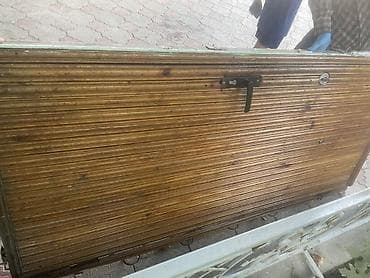 Деревянная входная/межкомнатная дверь с горизонтальной рейчной at lalafo.kg Деревянная входная/межкомнатная дверь с горизонтальной рейчной