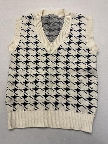 Для девочек 10-12 Вязаный жилет без рукавов с V‑образным вырезом. - at lalafo.kg Для девочек 10-12 Вязаный жилет без рукавов с V‑образным вырезом. -