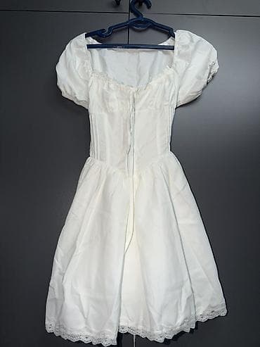 Белое женское платье в романтичном стиле. - Крой: приталенный верх с at lalafo.kg Белое женское платье в романтичном стиле. - Крой: приталенный верх с